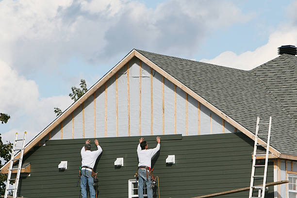 Professional Siding technician working in Elloree, SC
